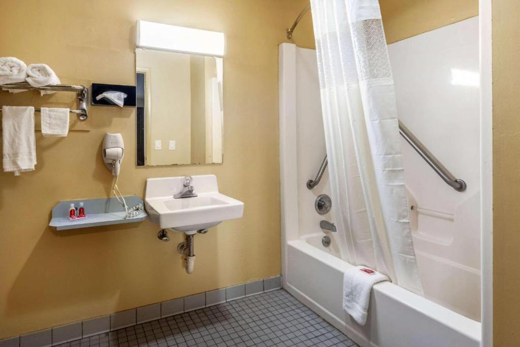 Southern Inn And Suites Spartanburg Esterno foto